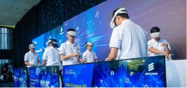 Students wearing Meta Quest headsets on stage during the DNB-Ericsson 5G showcase